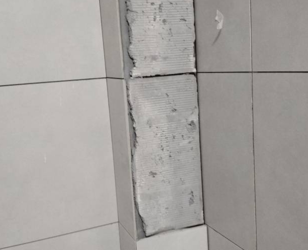 九台瓷砖空鼓维修公司分享下瓷砖施工前基层浇水润湿程度不足，可能导致以下问题