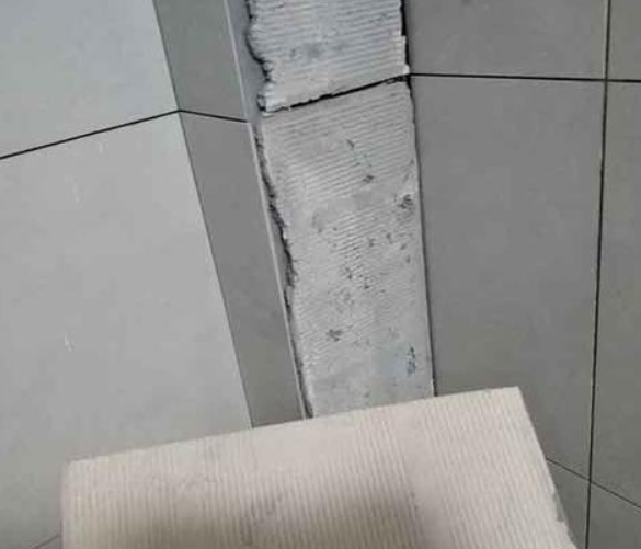 九台瓷砖空鼓维修公司分享下厨房瓷砖脱落的补救措施。